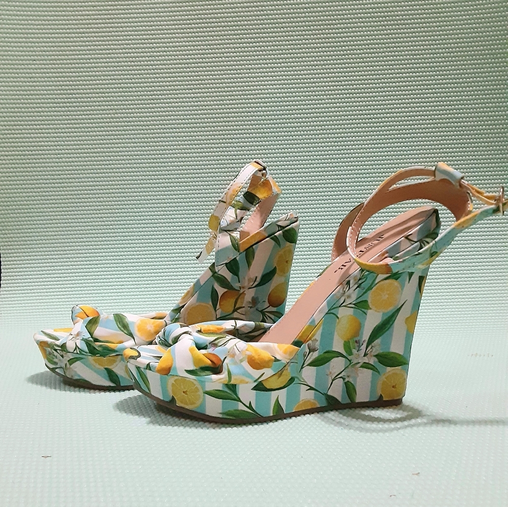 Shoedazzle, blue and yellow, size 6